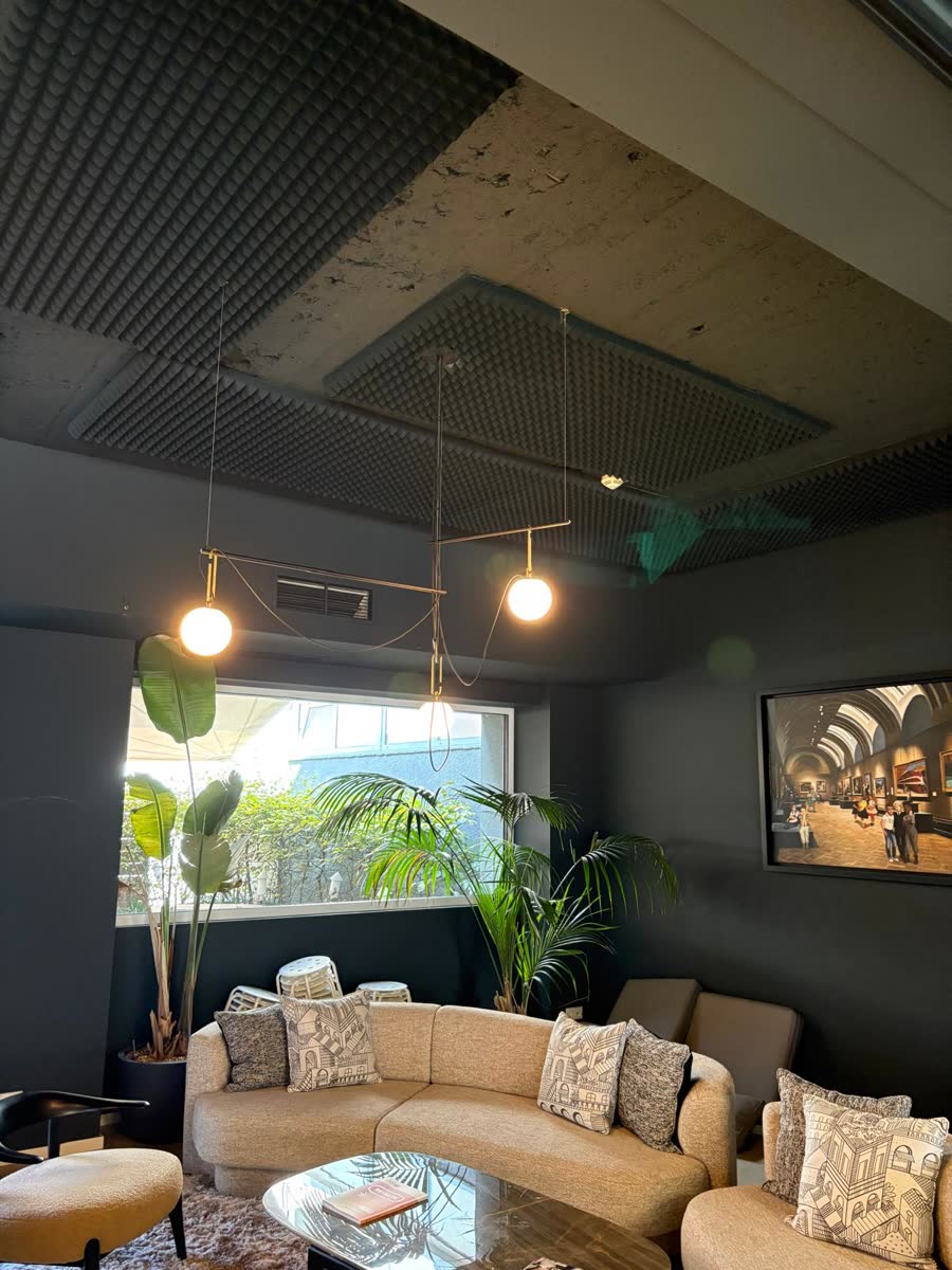 Luminaires suspendus dans un espace lounge professionnel au Luxembourg