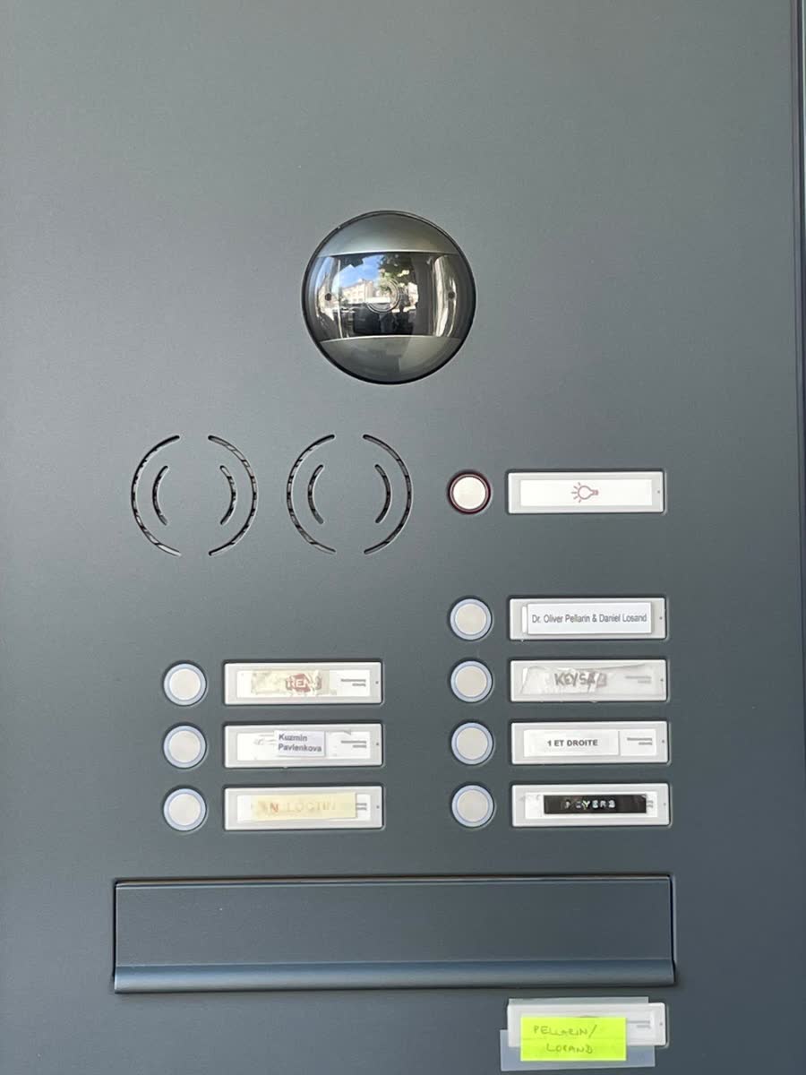 Platine d'interphone vidéo d'immeuble avec caméra et boutons d'appel au Luxembourg