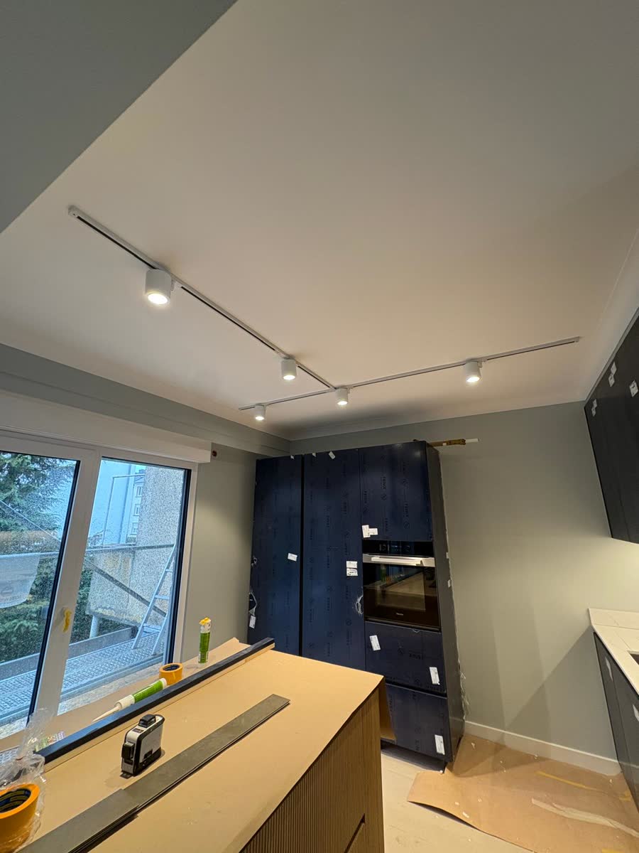 Rail de spots orientables installé au plafond d'une cuisine au Luxembourg