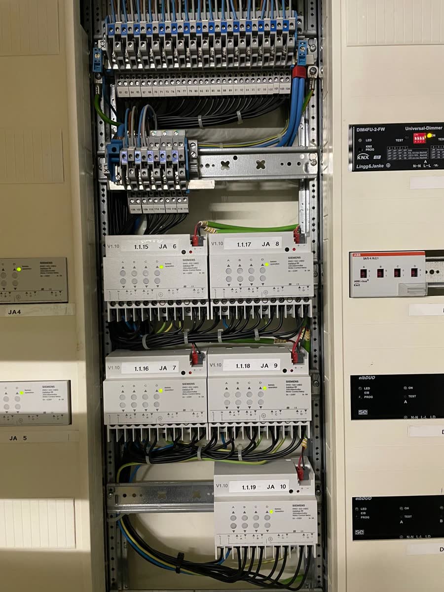 Armoire de domotique KNX avec actionneurs Siemens et ABB au Luxembourg